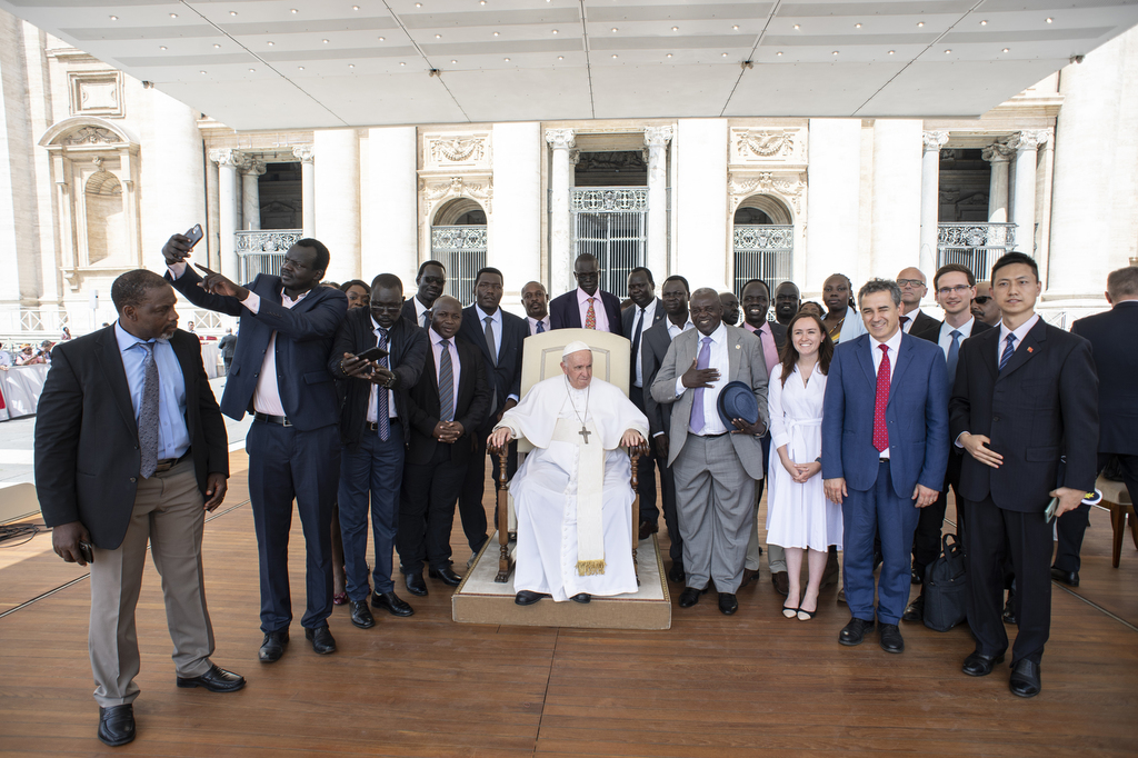 Una delegación de Sudán del Sur, que se encuentra en Roma para continuar las conversaciones de paz con Sant'Egidio, se reúne con el papa Francisco