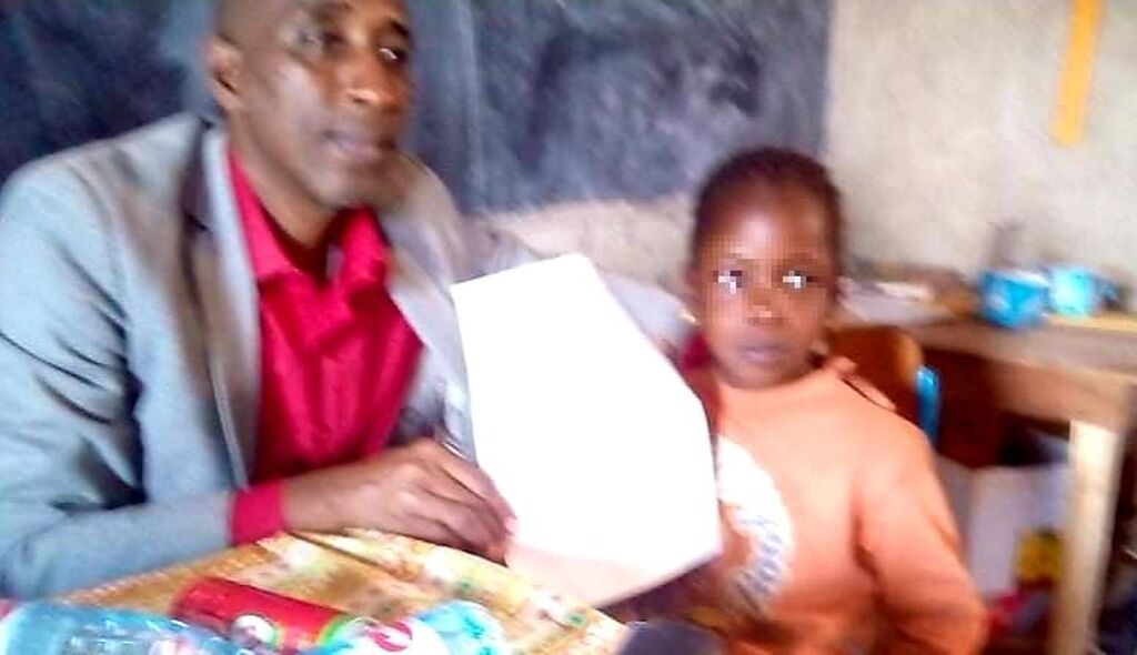 En Mamou (Guinea) el día del aniversario, la Comunidad hace un regalo a un grupo de niños que son hijos de mendigos: el derecho a existir, con certificados de inscripción en el registro