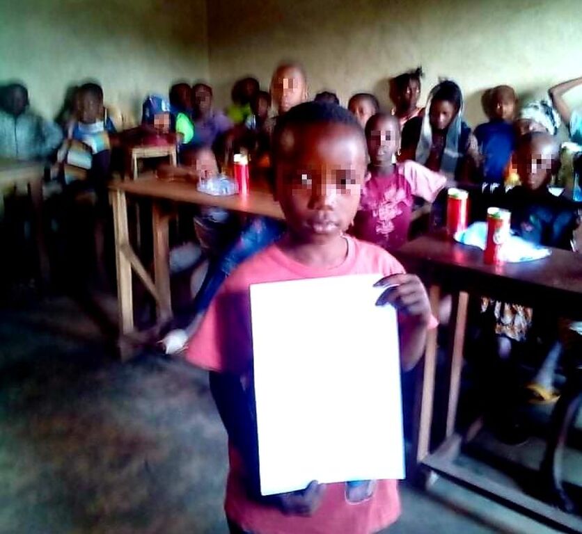 A Mamou (Guinea) el dia de l'aniversari, la Comunitat fa un regal a un grup de nens que són fills de captaires: el dret a existir, amb certificats d'inscripció al registre
