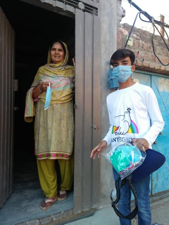 As máscaras(auto-produzidas) de Sant'Egidio e os suprimentos alimentares alcançam os mais pobres no Paquistão