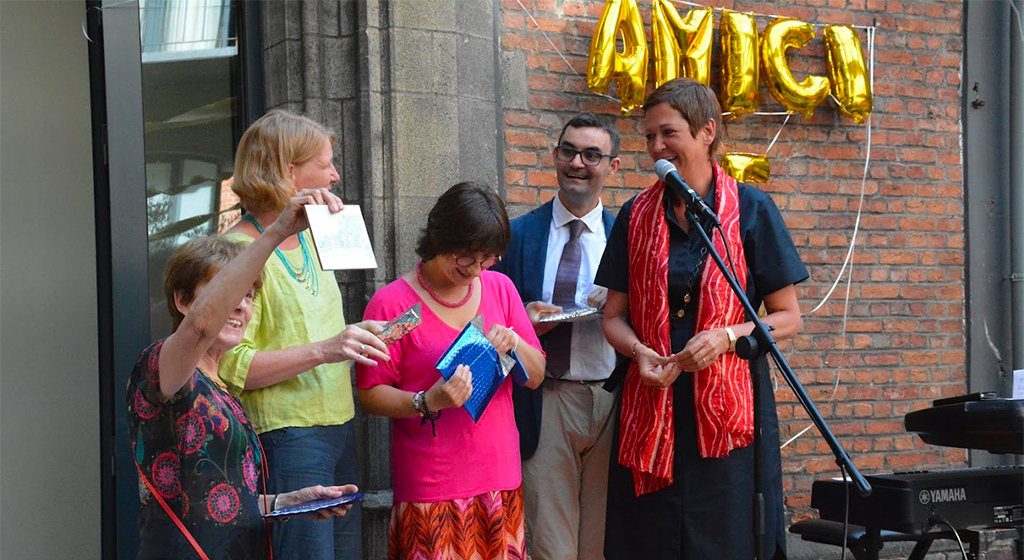 El Coffee & Books de Sant'Egidio d'Anvers compleix 5 anys i els Amics de la Trattoria di Roma els visiten per celebrar l'aniversari