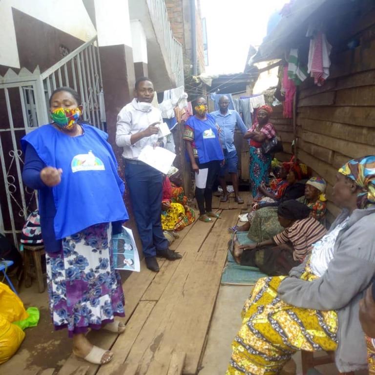 Tegen de pandemie: voedsel en maskers uitgedeeld aan de armste ouderen in Kivu (Democratische Republiek Congo)