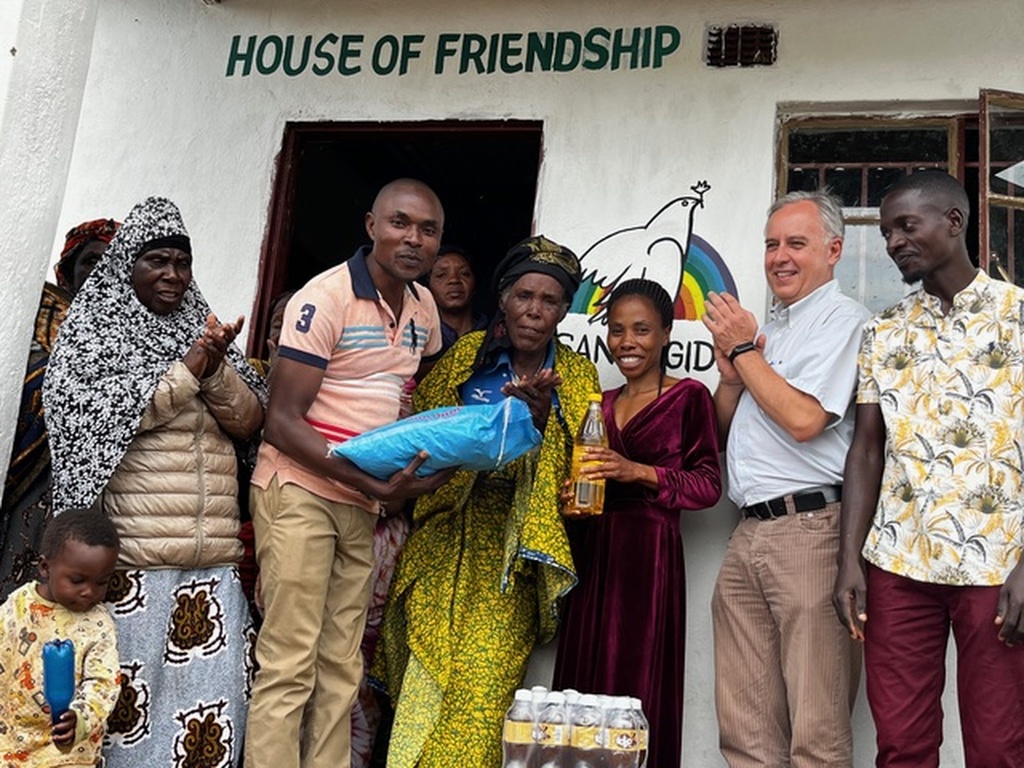 No Malawi, no grande campo de refugiados de Dzaleka, foi inaugurada uma casa para os idosos