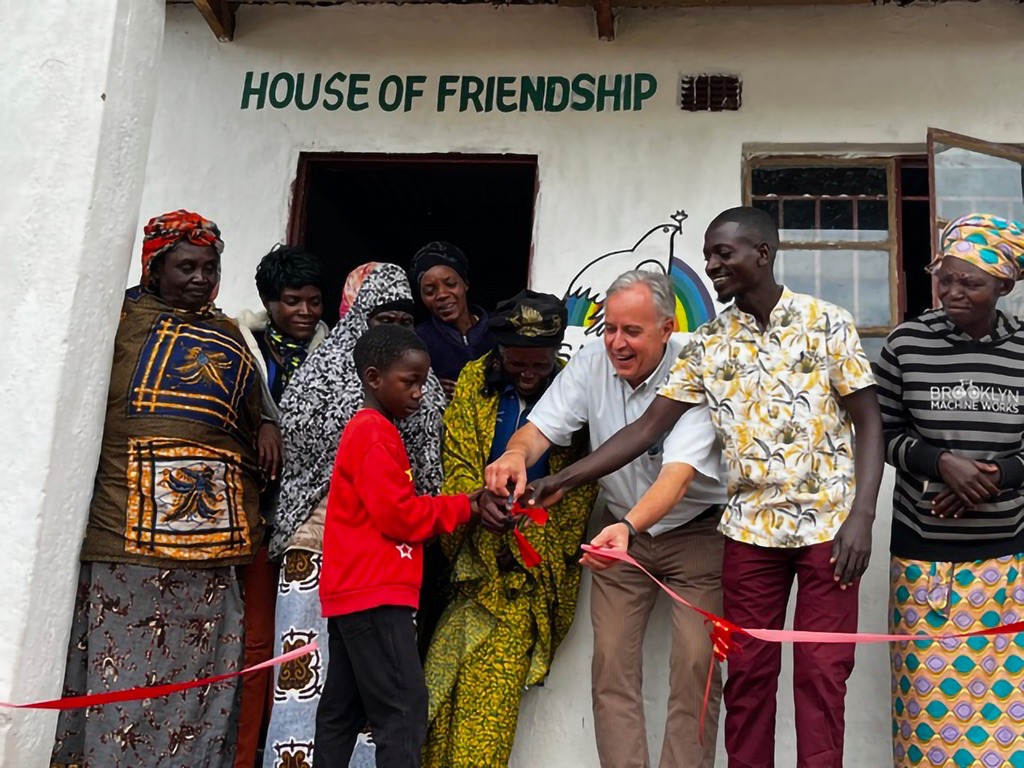 Een huis voor ouderen in gebruik genomen in het grote Dzaleka vluchtelingenkamp in Malawi