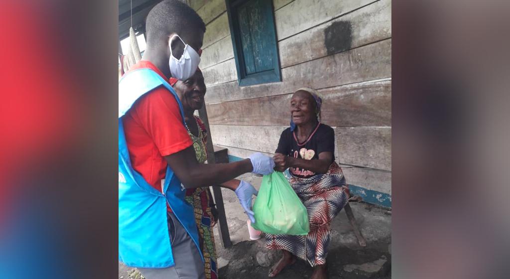 Contra a pandemia no Kivu (República Democrática do Congo), alimentos e máscaras são distribuídos aos idosos mais pobres