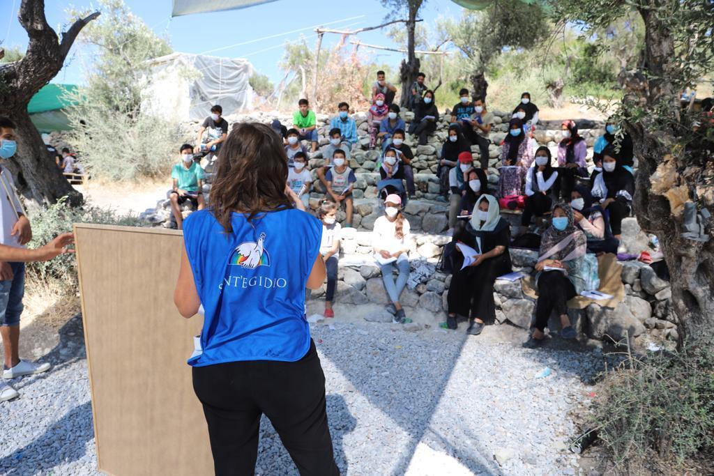 L'été de Sant'Egidio à Lesbos: école de la paix, cours d'anglais, restaurant solidaire et une amitié qui ne finit pas