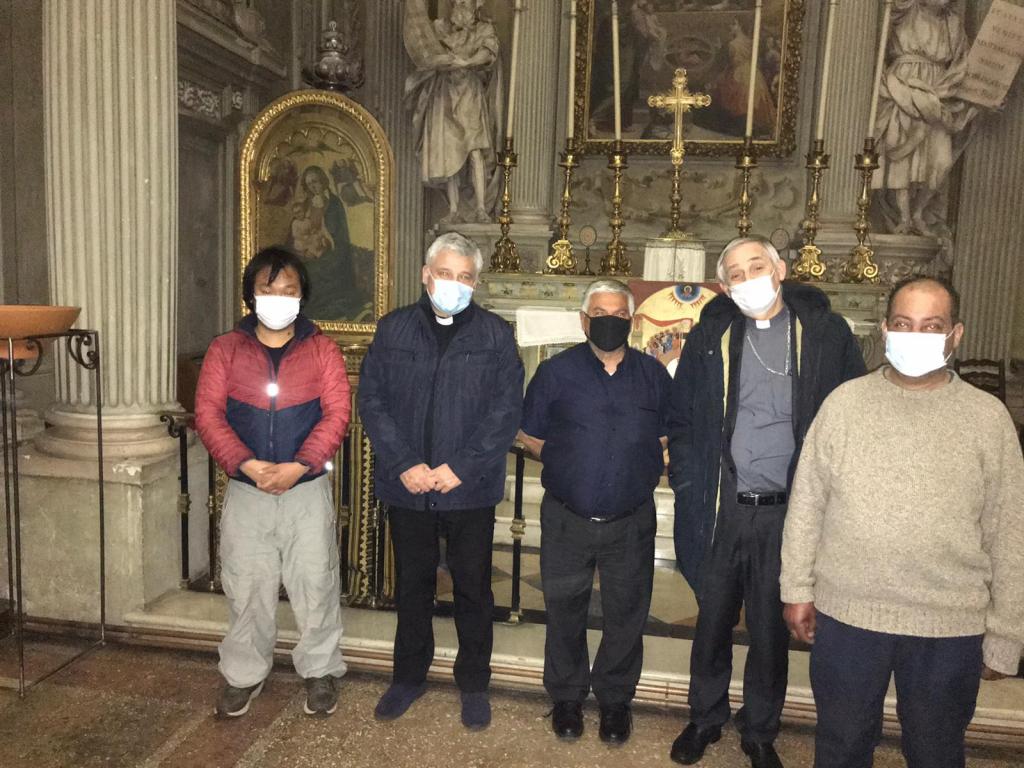Bolonia, kardynałowie Krajewski i Zuppi odwiedzili kościół, w którym Sant'Egidio nocą otwiera drzwi dla bezdomnych