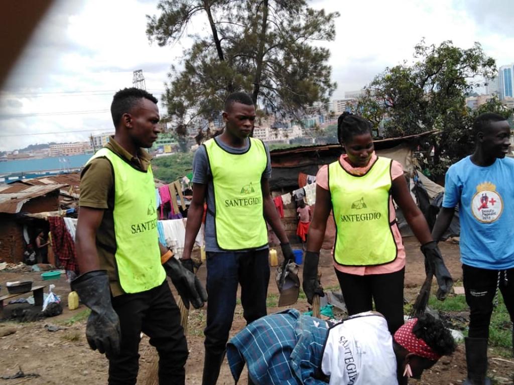 Zusammenarbeit im Slum Katwe von Kampala in Uganda, um die Lebensverhältnisse zu verbessern