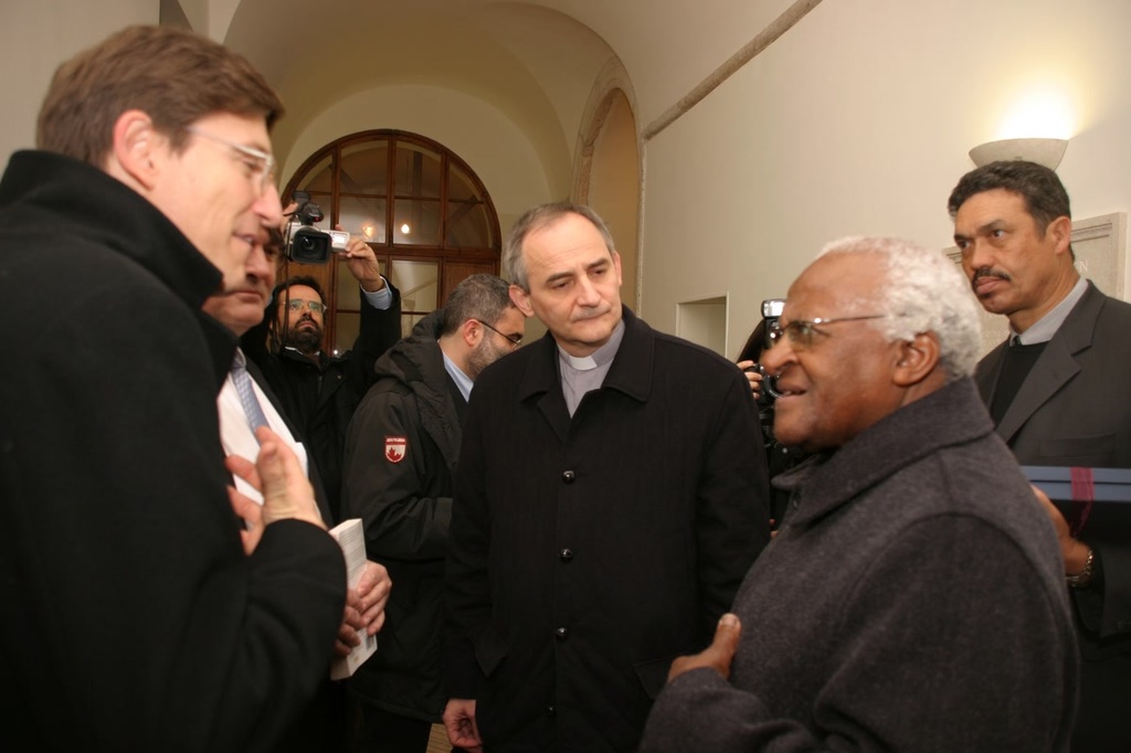 Desmond Tutu compie 90 anni: nel messaggio di auguri del card. Matteo Zuppi la lunga storia di amicizia e di impegno comune con Sant'Egidio