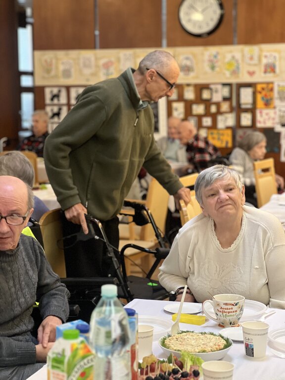 En Poznan, Polonia, música y cocina gourmet para superar la soledad de los ancianos en residencias