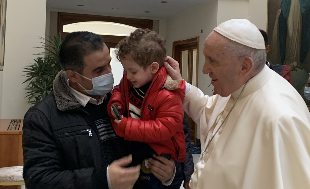 Vor der Abreise nach Griechenland und Zypern grüßt Papst Franziskus eine Gruppe von Migranten, die von der Gemeinschaft aufgenommen wurden. Einige kamen aus Lesbos mit dem Flug des Papstes nach Italien