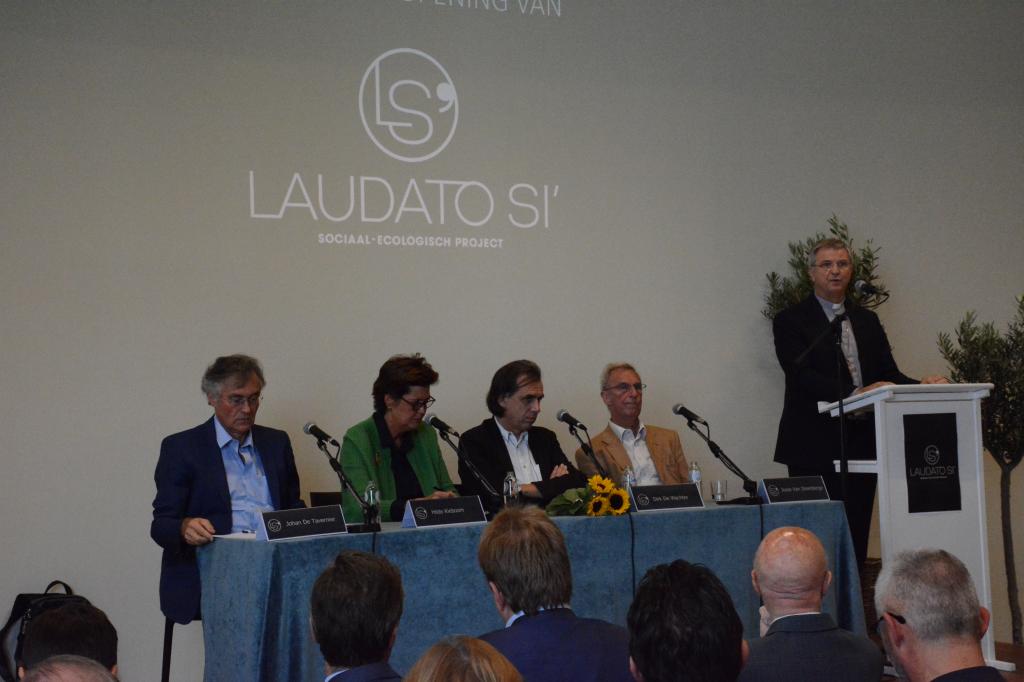Laudato Sì: Bedürftige bekommen eine neue Aufgabe in einem Second Hand Laden