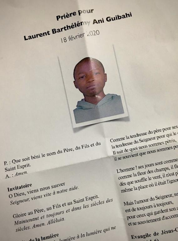 Ein letzter Gruß für Laurent, einen Jugendlichen aus der Elfenbeinküste, der 