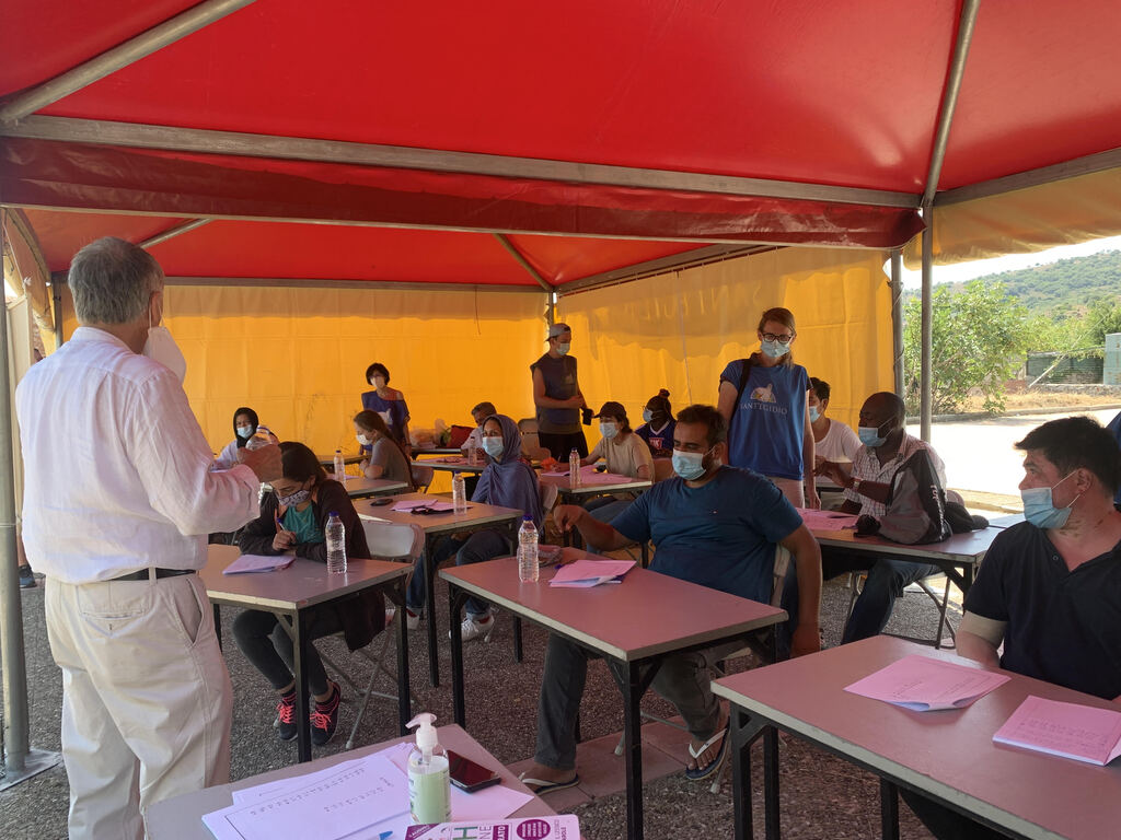È allerta caldo a Lesbo, ma nelle tende rosse di Sant'Egidio i profughi trovano ristoro con la scuola, il cibo e l'amicizia