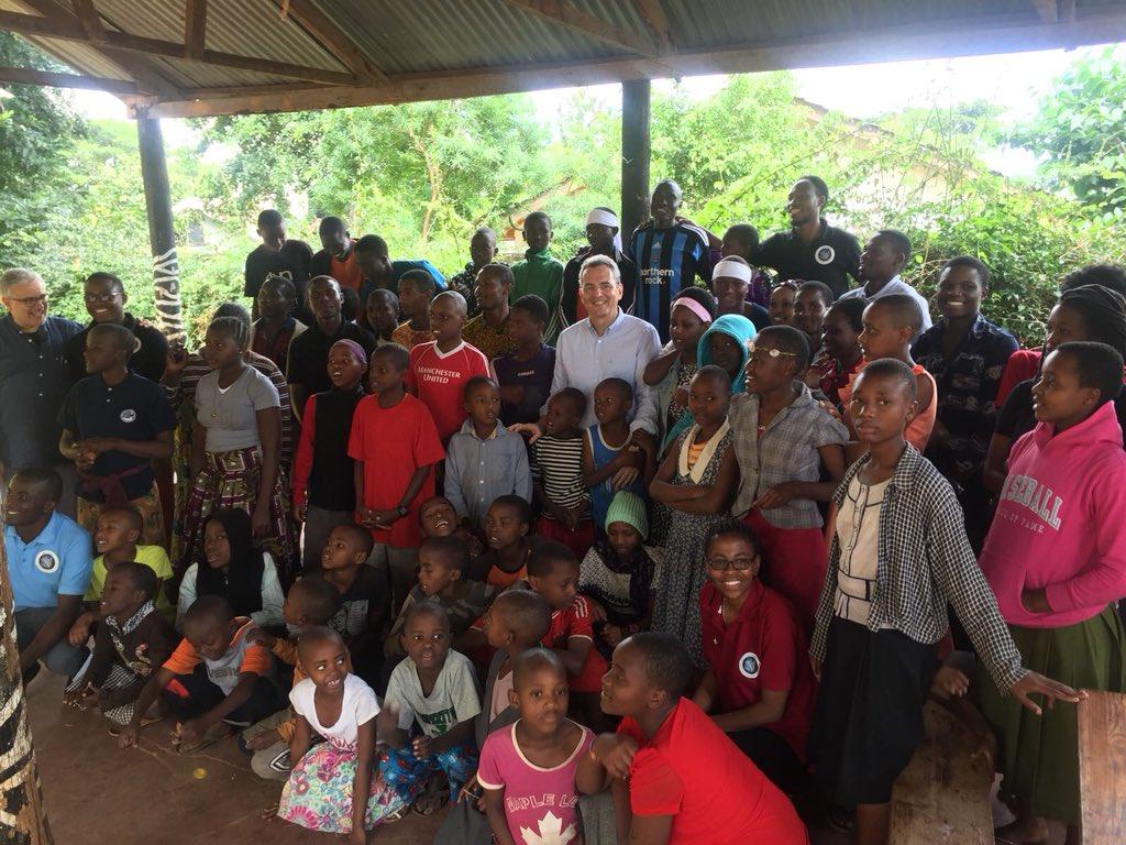 In Tansania wird gefeiert, weil Marco Impagliazzo die Gemeinschaft zum 50. Jahrestag besucht
