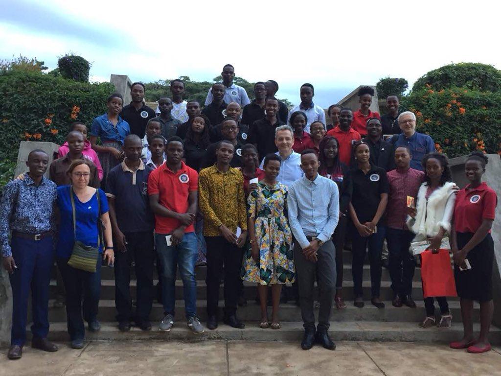 In Tansania wird gefeiert, weil Marco Impagliazzo die Gemeinschaft zum 50. Jahrestag besucht
