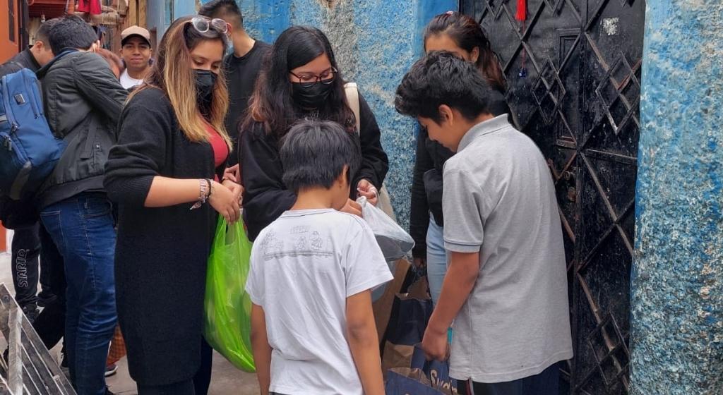 Gebet im Zeichen der Solidarität in Lima mit den Kindern, die bei dem Großbrand ihre Wohnungen verloren haben