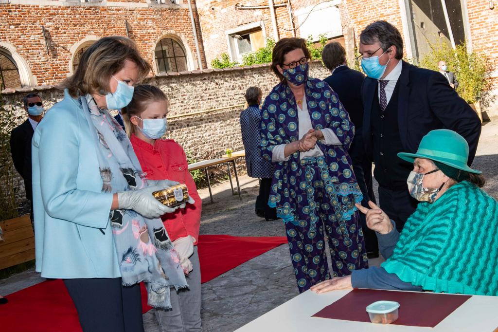 A Rainha Mathilde da Bélgica visita o refeitório dos pobres de Sant'Egidio em Bruxelas