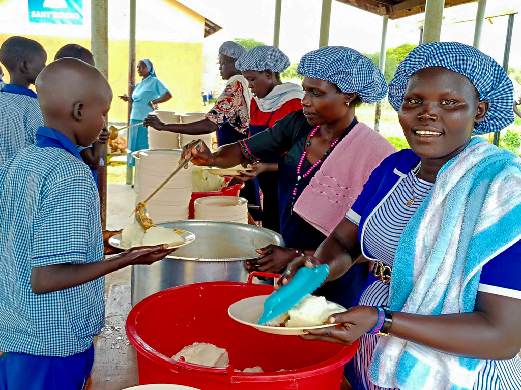 学校也是消除营养不良和粮食不安全的场所：为纽曼齐难民营的学生提供健康膳食