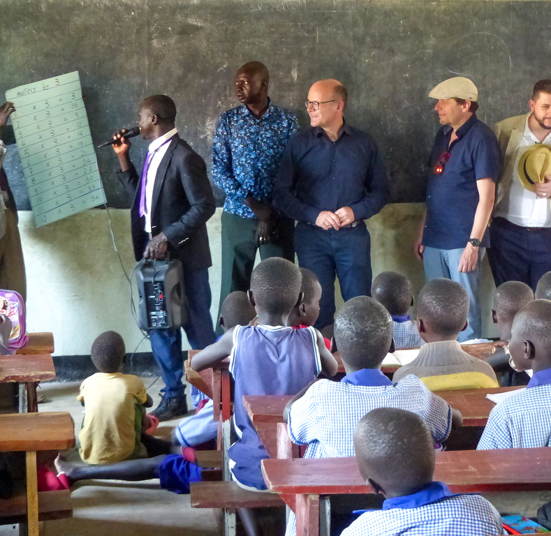 Una delegació de la regió de Saxònia (Alemanya) visita l'Escola de la pau del camp de refugiats de Nyumanzi, al nord d'Uganda