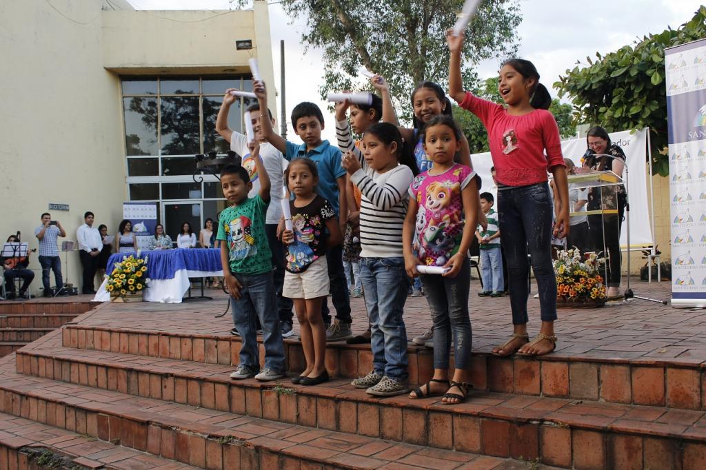 Migration und Zukunft Lateinamerikas: Jugendliche in San Salvador bauen „Brücken des Friedens“