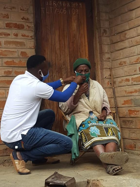 Visites mèdiques i maons per reconstruir cases per a ancians a mesura que comença l'hivern a Malawi