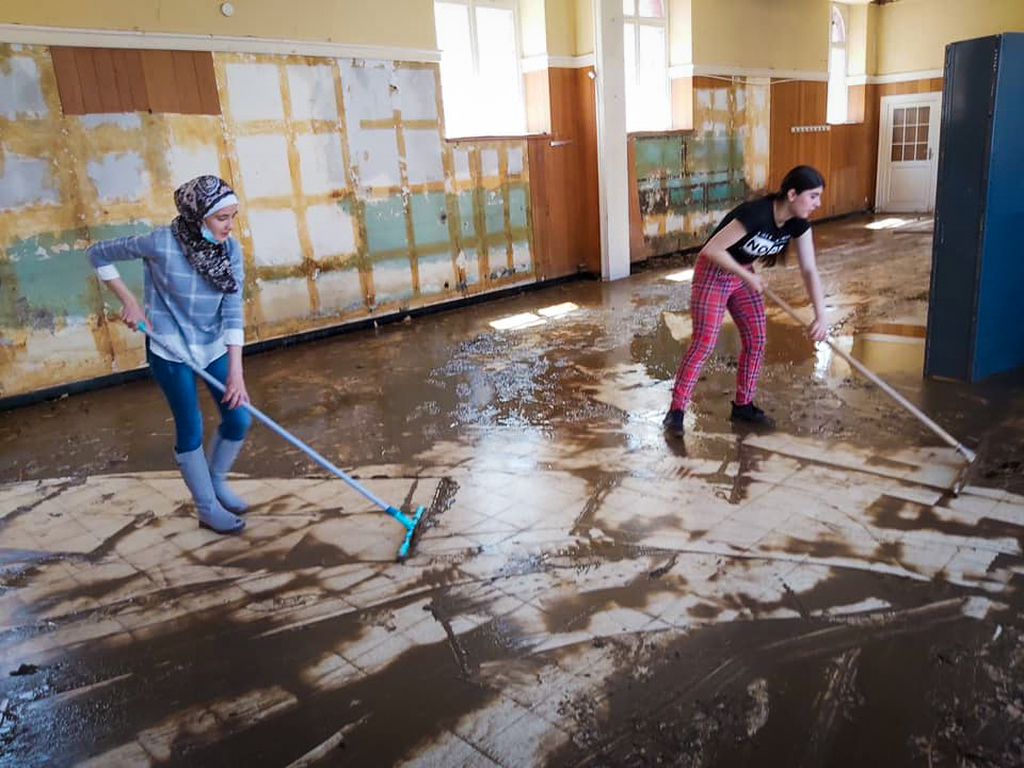 Im von den Überschwemmungen betroffenen Belgien hilft die Jugend für den Frieden von Lüttich mit, um ein Sozialzentrum in Verviers wieder einsatzfähig zu machen