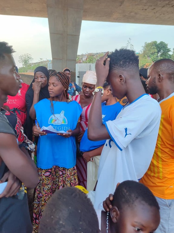 Sant'Egidio hilft der obdachlos gewordenen Bevölkerung nach der Räumung der großen Bidonvilles in Abidjan