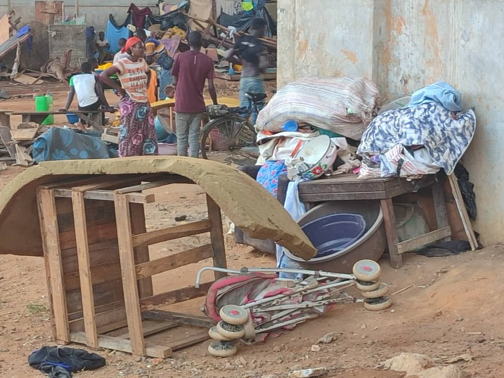Sant’Egidio auxilia a la población que se ha quedado sin casa tras el desahucio de algunas grandes bidonvilles de Abiyán
