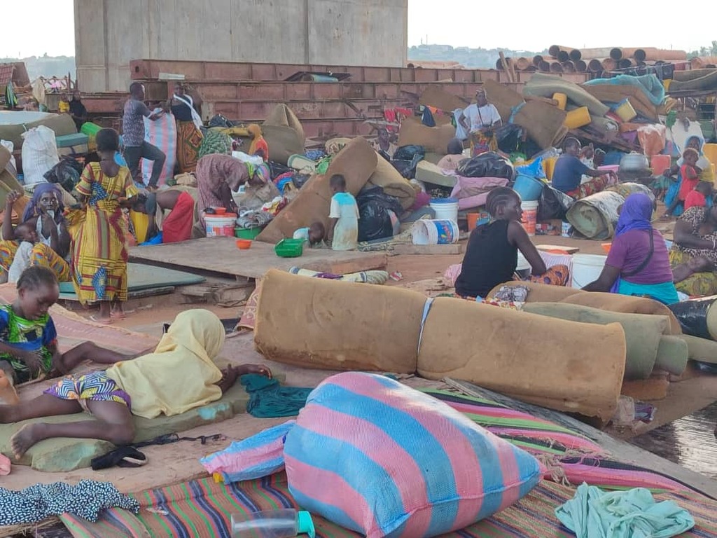 Sant'Egidio helps people left homeless after the eviction of some large bidonvilles in Abidjan