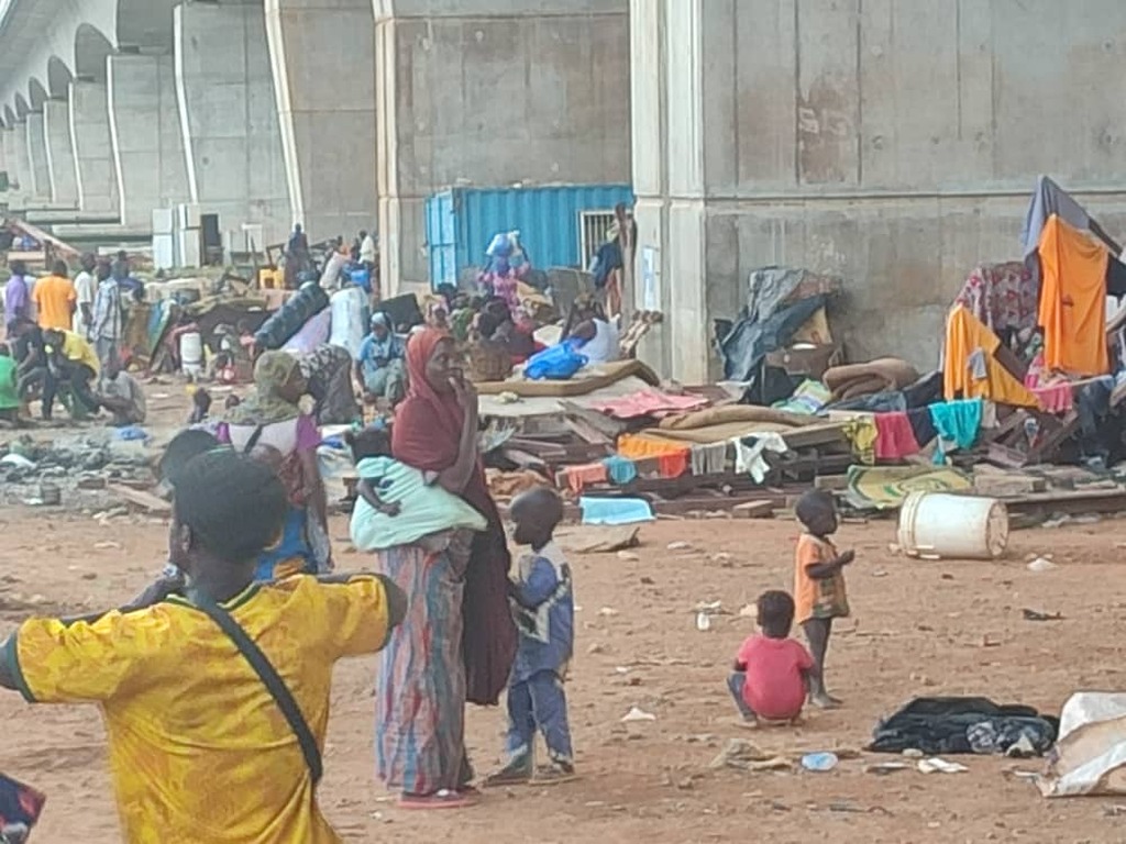 Sant'Egidio em socorro dos sem-abrigo após a evacuação de alguns grandes bairros de lata em Abidjan