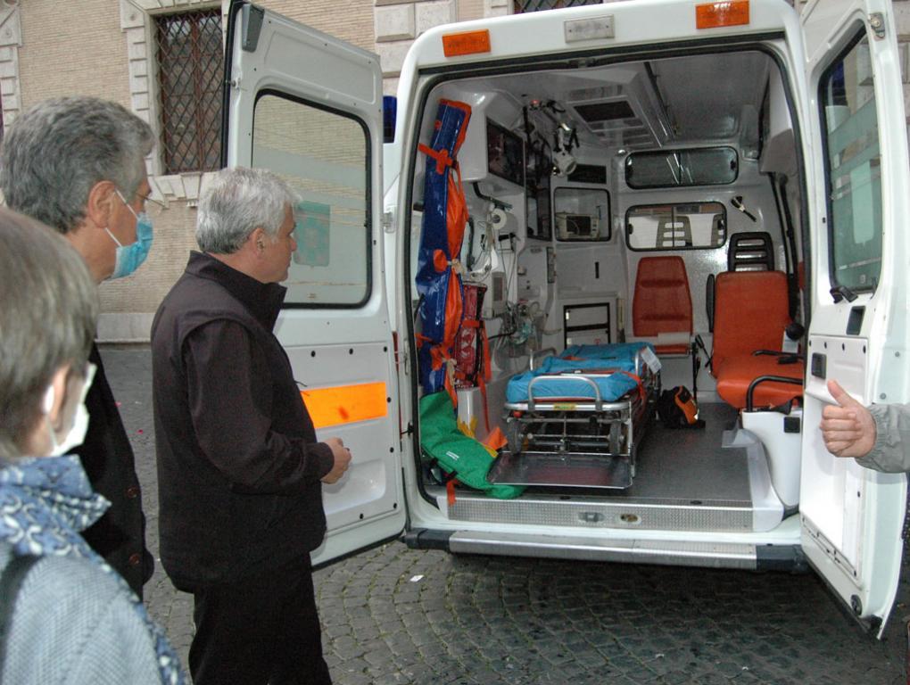 La ambulancia para los pobres, regalo del papa Francisco, hace parada en Santa María de Trastevere