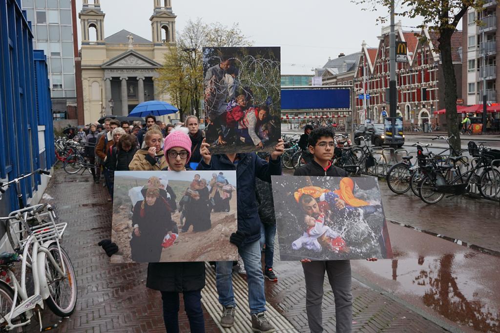 Ad Amsterdam si ricordano i migranti morti nel tentativo di raggiungere l'Europa