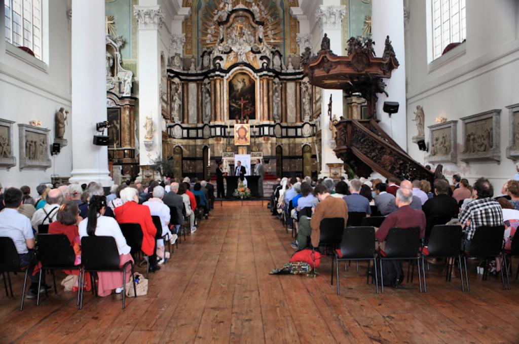 Een conferentie in de Mozes en Aäronkerk in Amsterdam voor de 50e verjaardag van Sant'Egidio