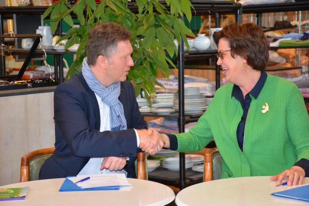 Sant'Egidio dan Kringwinkel Antwerpen (Belgia) menandatangani perjanjian kerja sama di hadapan Menteri Koen Van Den Heuvel