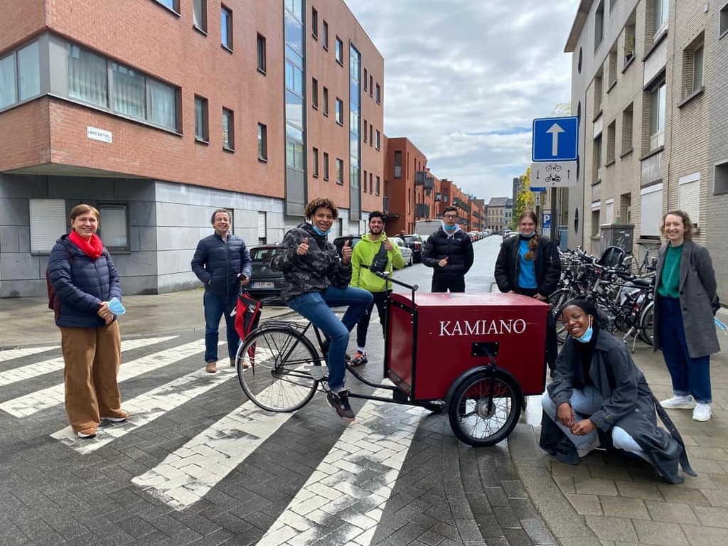Ad Anversa, una bicicletta solidale porta il cibo a domicilio agli anziani soli