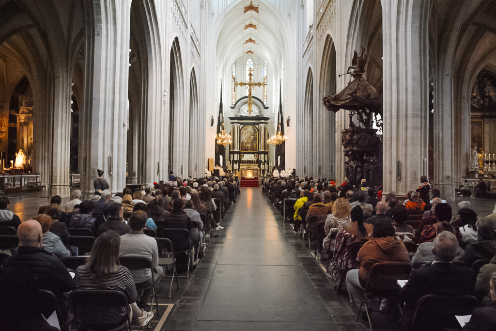 Liturgie van de 55e verjaardag van Sant'Egidio in Antwerpen, voorgegaan door kardinaal Anders Arborelius en feest met de migranten van de humanitaire corridors