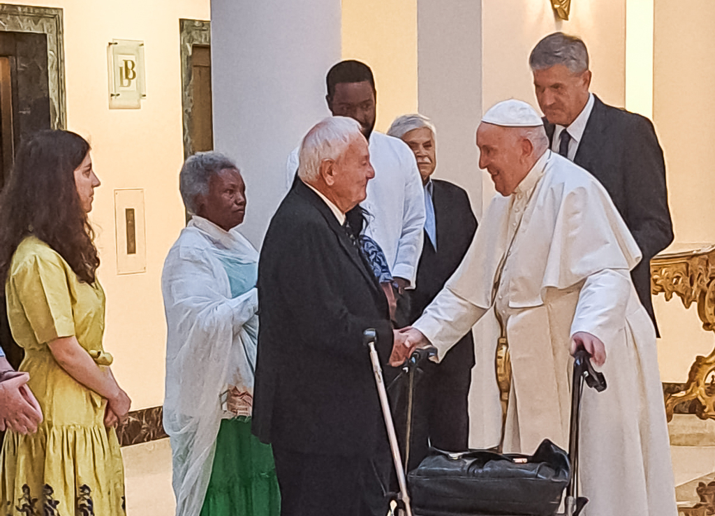 ŚDM w Lizbonie: przed odlotem papież Franciszek spotkał się z osobami młodymi i starszymi