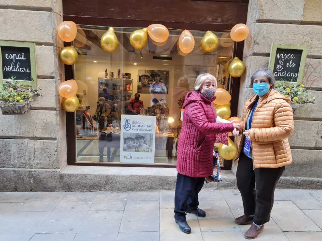 Reobre a Barcelona l'«Espai de Solidaritat», on es ven i compra gratuïtament amistat i atenció als ancians