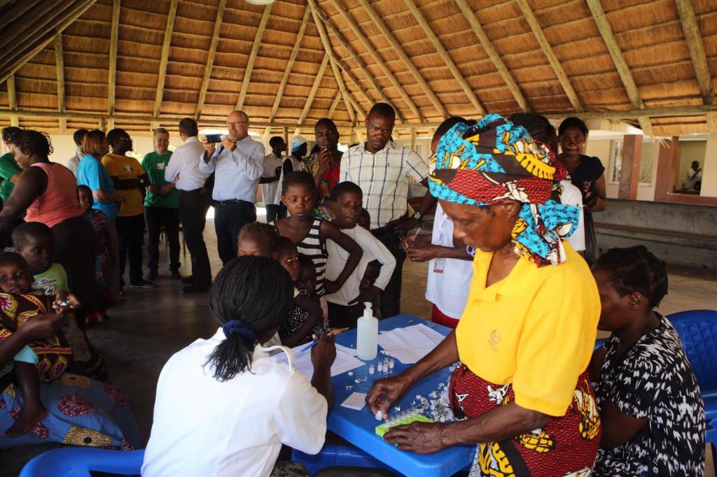 Ahora en Mozambique se trabaja para evitar que se propague el cólera. La gente hace cola en el centro DREAM para vacunarse
