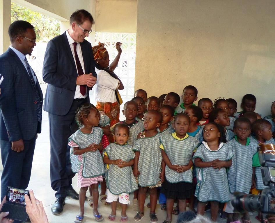 Visita del ministro alemán de cooperación Gerd Müller a la Comunidad de Sant’Egidio de Beira
