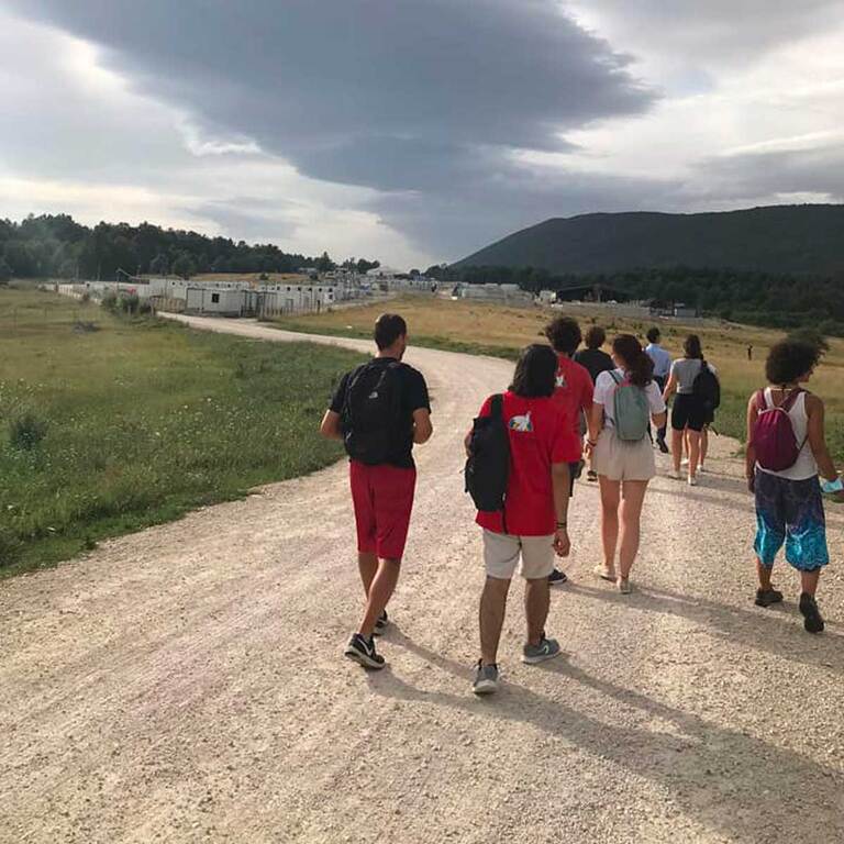 Giovani per la Pace di Padova e Bologna con i giovani migranti al confine con la Bosnia
