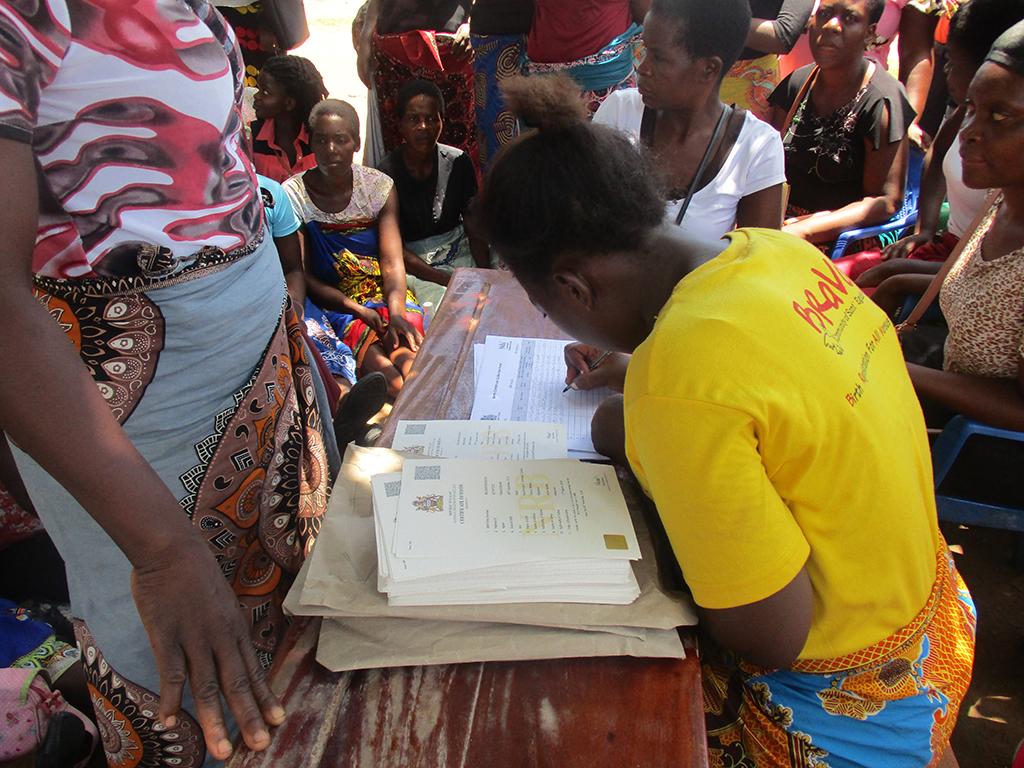Niños invisibles de África: BRAVO! entrega 30.000 certificados de nacimiento en el distrito de Balaka de Malaui