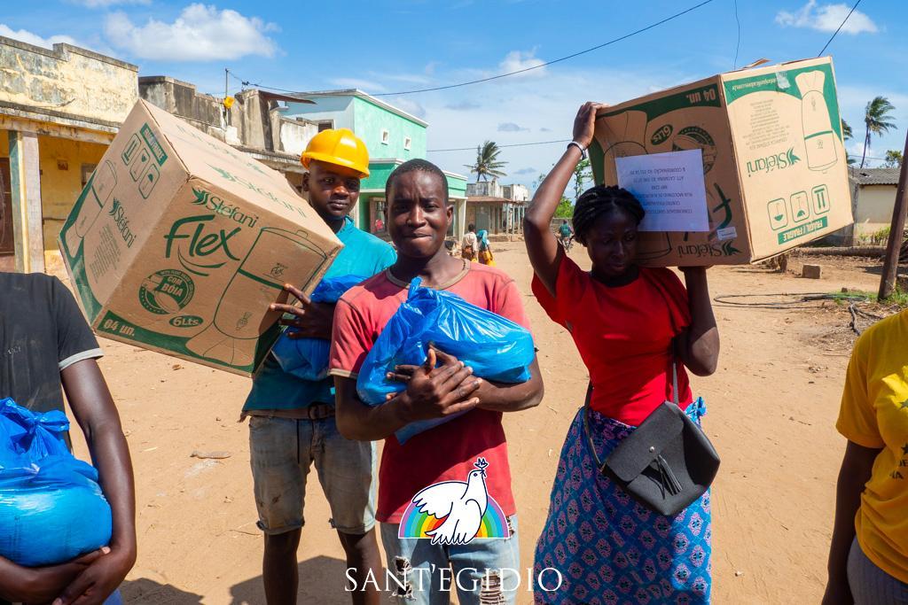 Mozambique sufre graves carencias alimentarias en las zonas afectadas por el ciclón Idai. Se reparten alimentos en Beira y en las aldeas