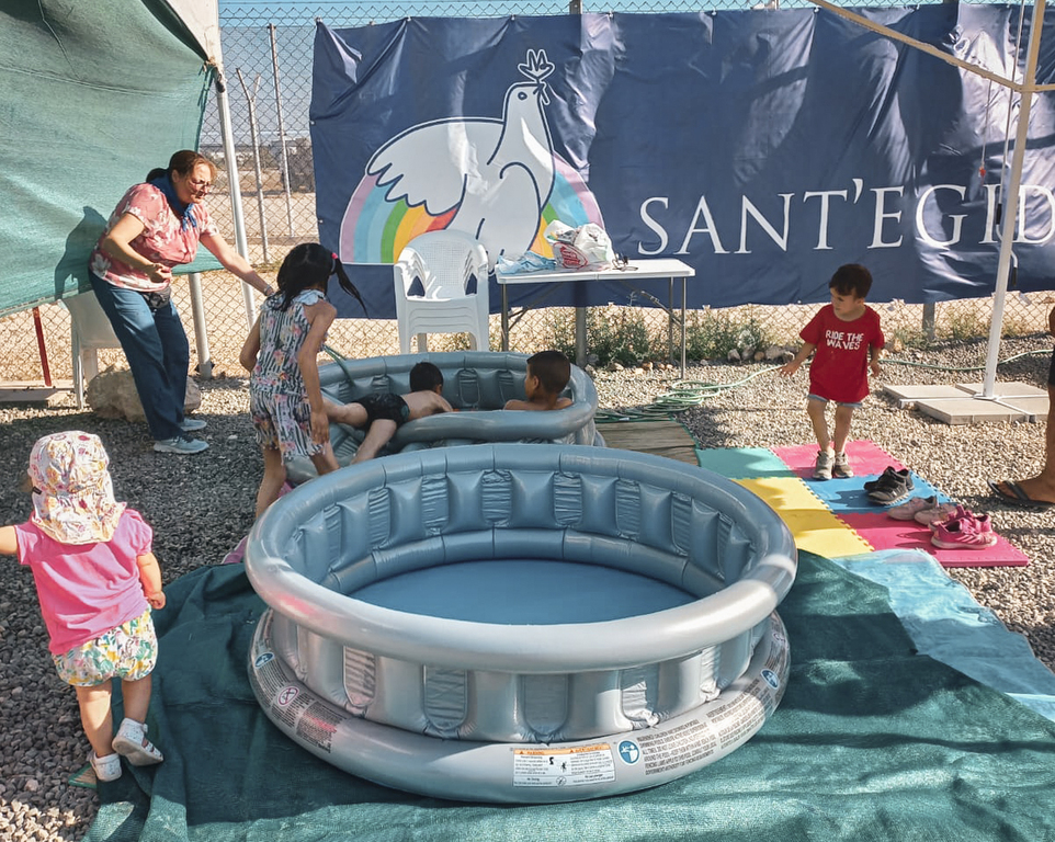 食物、学校、祈祷。在塞浦路斯的波尔纳拉难民营，圣艾智德团体搭建了 
