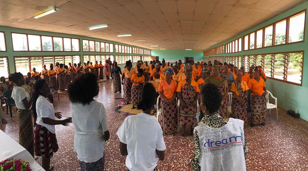 Der Frauentag in Mosambik: Aktivistinnen des Programms „Eu DREAM“ feiern mit Insassen im Gefängnis von Ndlavela
