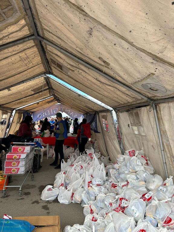 食物、学校、祈祷。在塞浦路斯的波尔纳拉难民营，圣艾智德团体搭建了 
