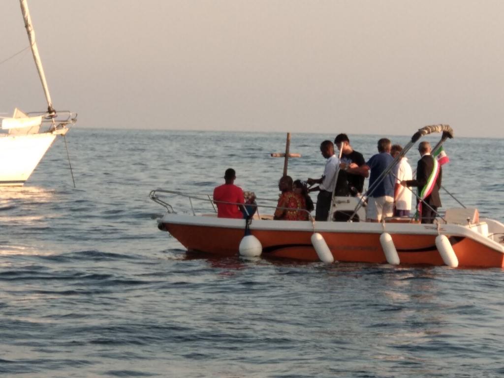 Una processione in mare per ricordare chi ha perso la vita attraversando il Mediterraneo