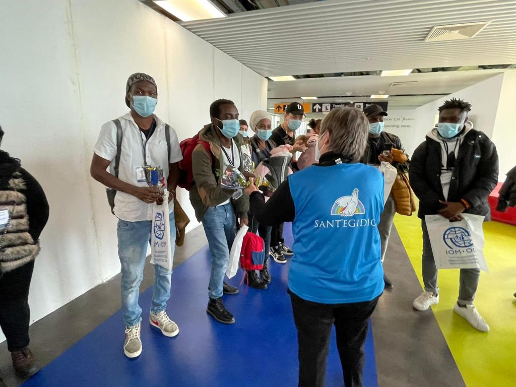 Corredors humanitaris: aquest matí han arribat a Itàlia 27 refugiats procedents de l'illa de Lesbos. Entre ells, hi havia 5 famílies amb nens petits
