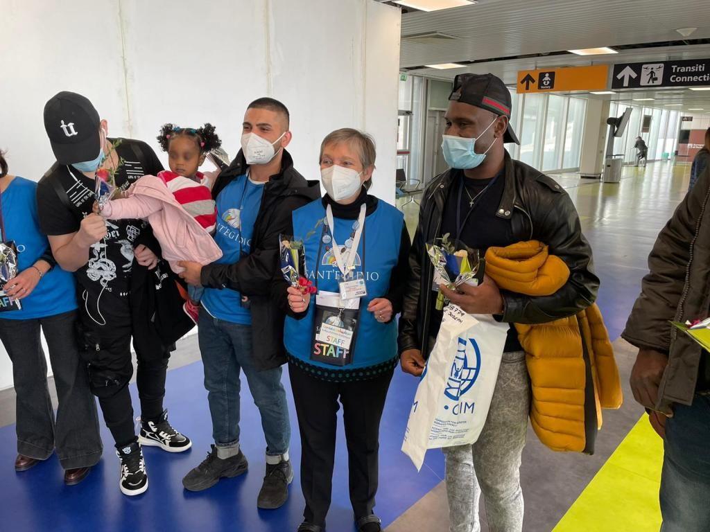 Corredors humanitaris: aquest matí han arribat a Itàlia 27 refugiats procedents de l'illa de Lesbos. Entre ells, hi havia 5 famílies amb nens petits